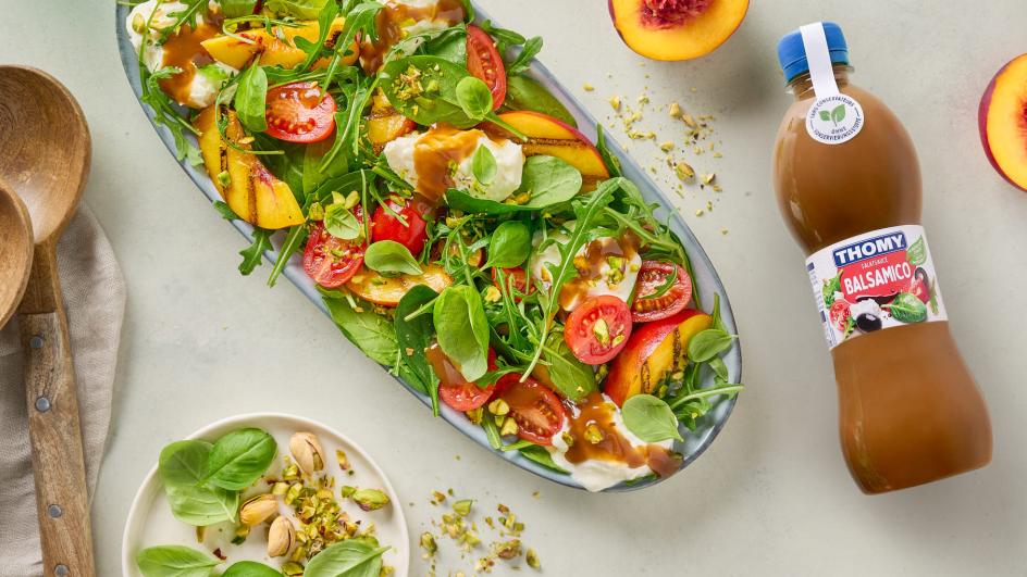 Pfirsich- und Burrata-Salat