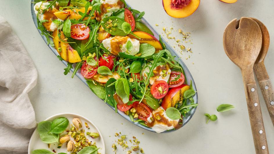 Salade de pêches et burrata